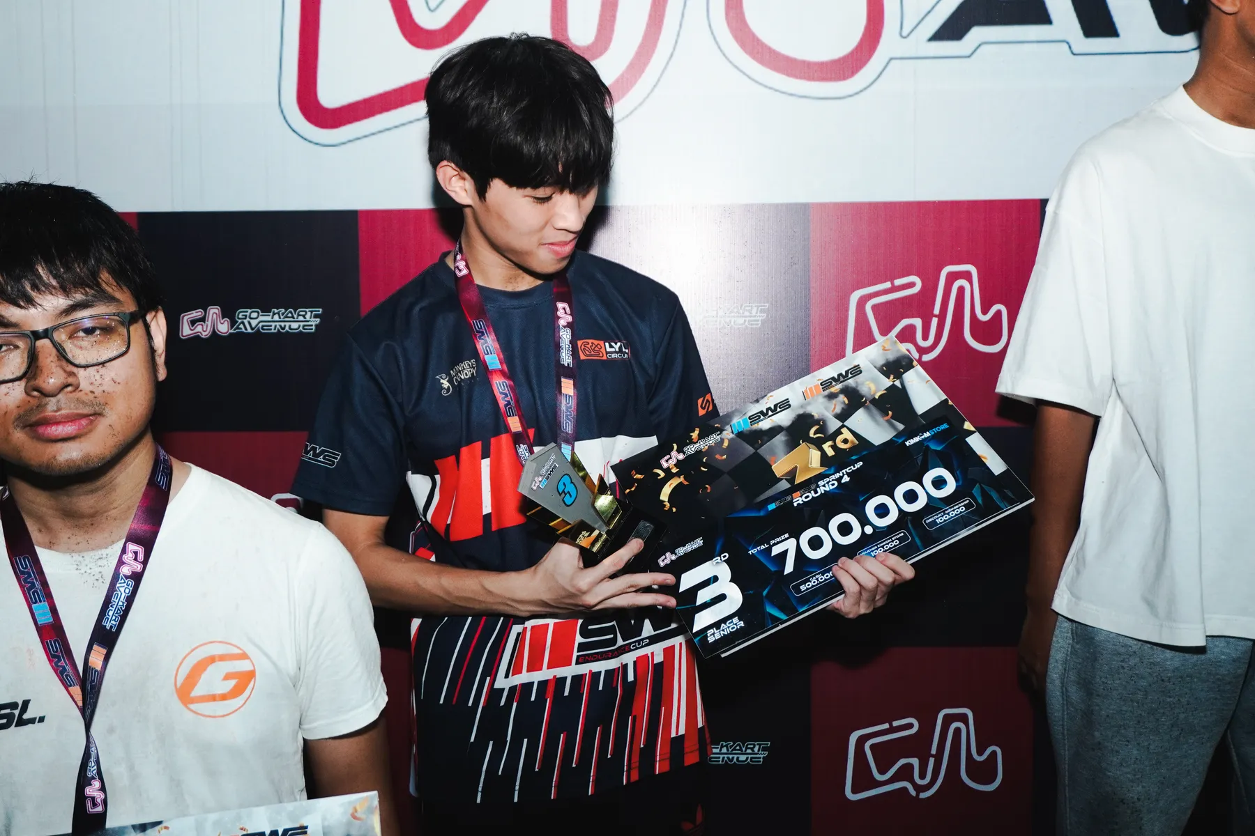 Holding a 3rd place Round 4 prize board, 700,000 IDR